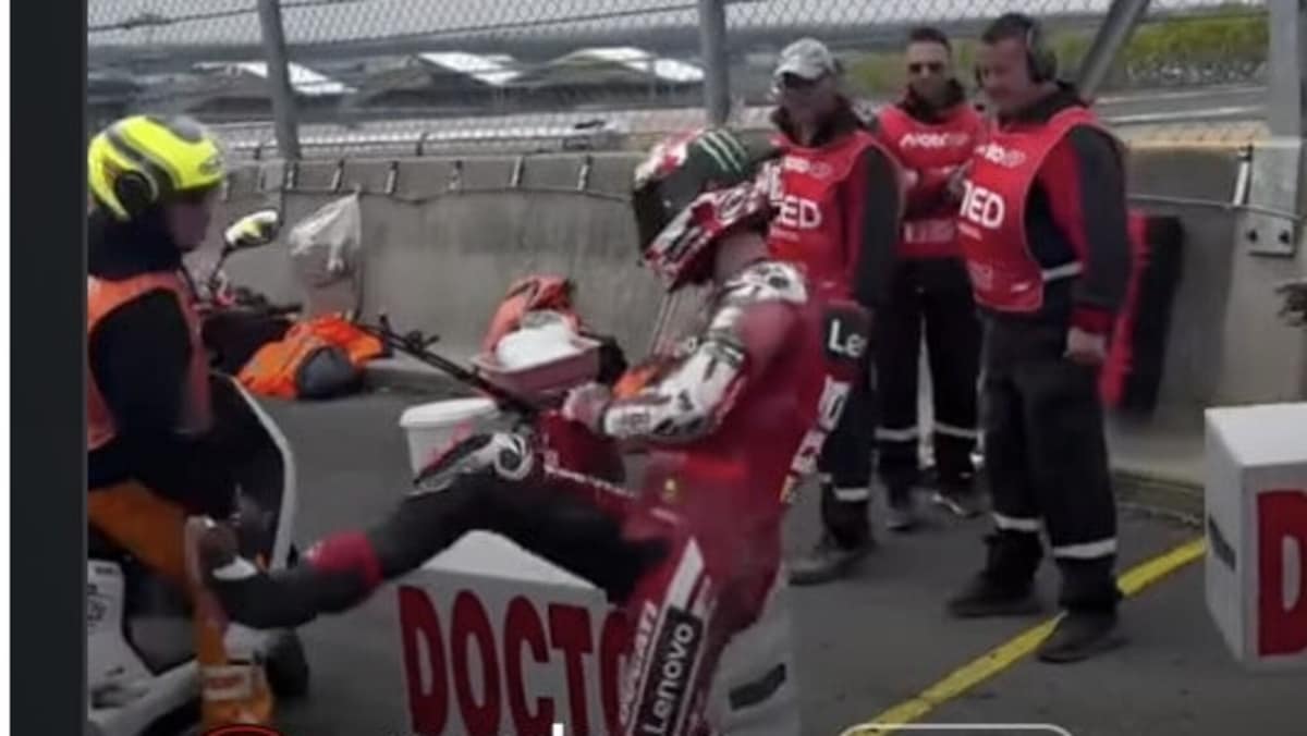 MotoGP, Bagnaia perde la calma e prende a calci tutto