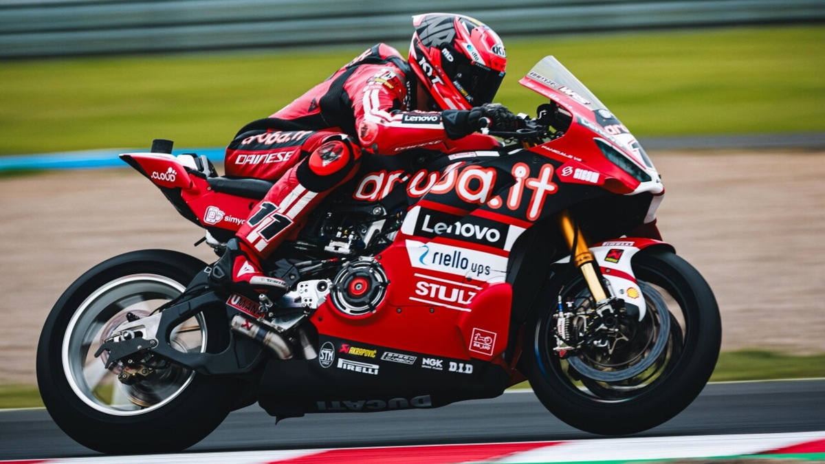 SBK Most, cinque Ducati in top five, Bulega ancora al comando
