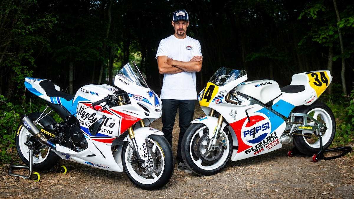Al TT nel segno di Schwantz: Brookes al via con una Suzuki dai colori iconici