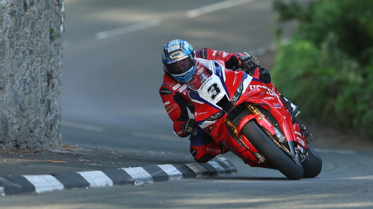 Tourist Trophy: Harrison già da record nelle Qualifiche 1, paura tra i Sidecar