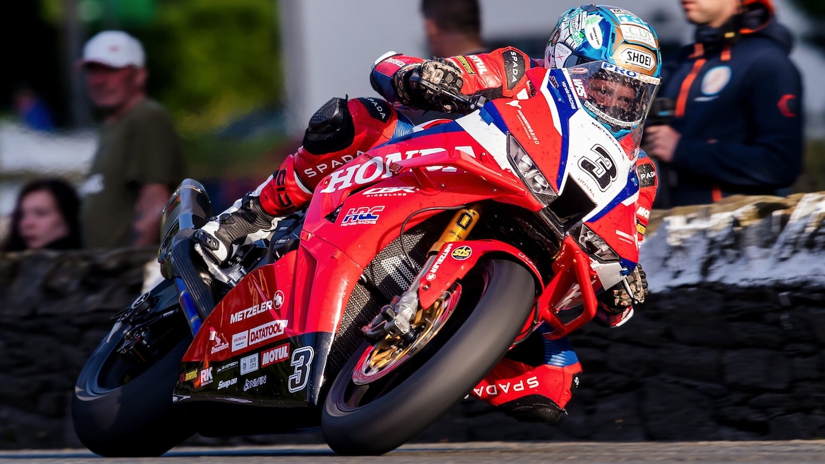 Tourist Trophy 2026, attese rispettate: Harrison domina la gara della Superbike