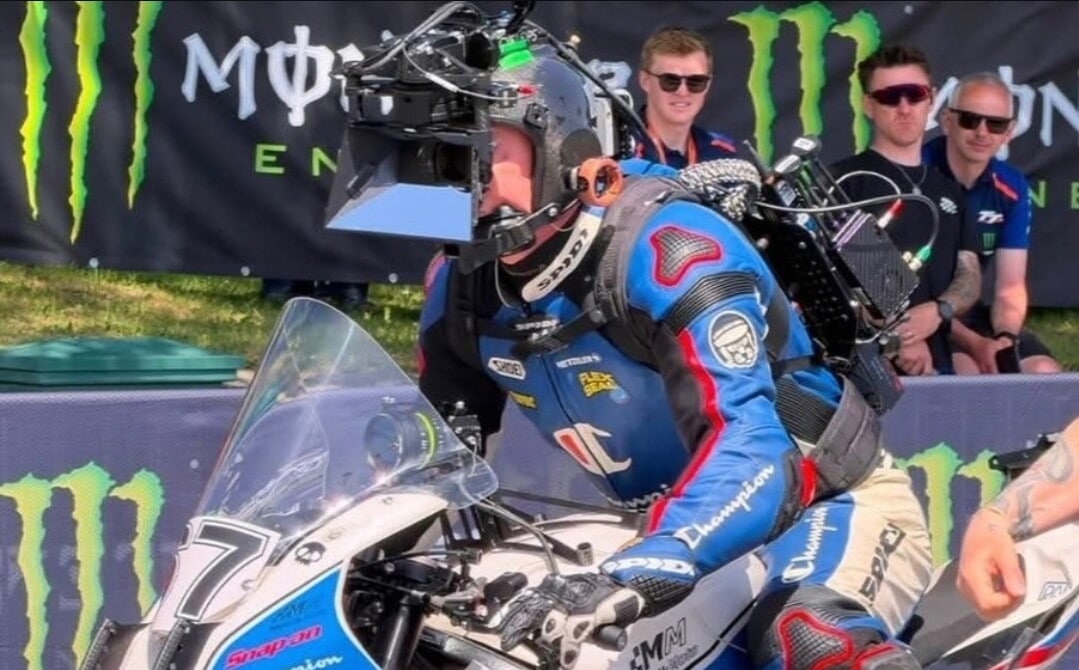 Da Brad Pitt a Oscar Piastri: il fascino del Tourist Trophy ha stregato tutti