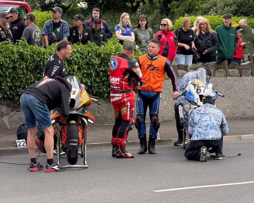 Da Brad Pitt a Oscar Piastri: il fascino del Tourist Trophy ha stregato tutti