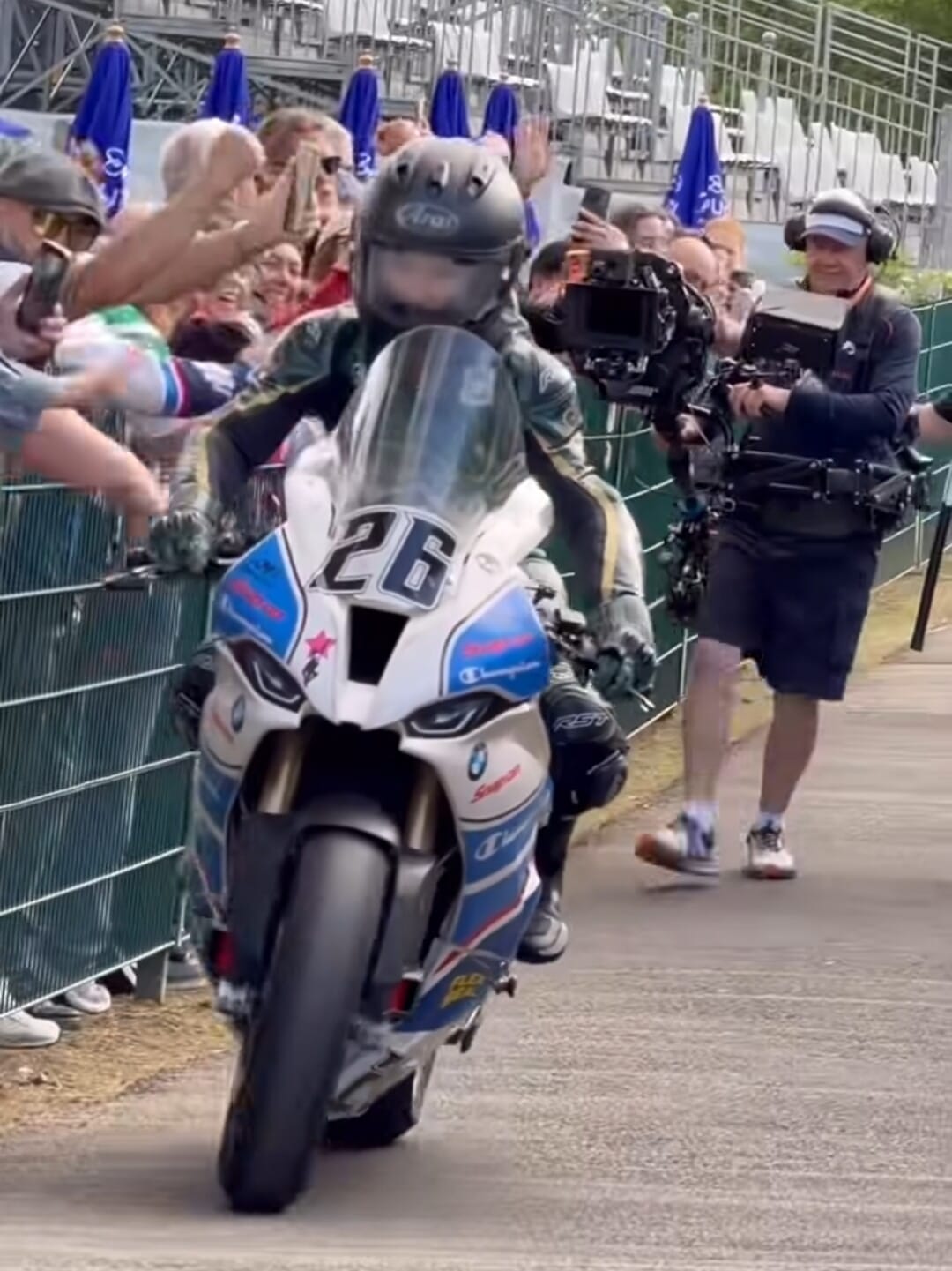 Da Brad Pitt a Oscar Piastri: il fascino del Tourist Trophy ha stregato tutti