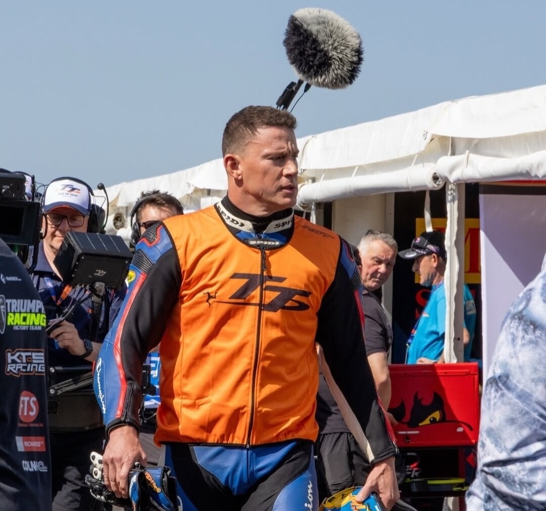 Da Brad Pitt a Oscar Piastri: il fascino del Tourist Trophy ha stregato tutti