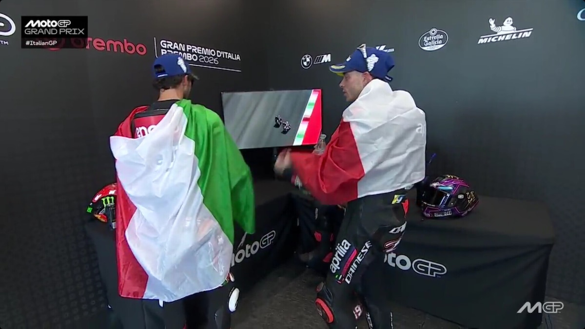 MotoGP, il siparietto tra Bagnaia e Bezzecchi sul podio: "Ti mettono lo zucchero nel serbatoio!"