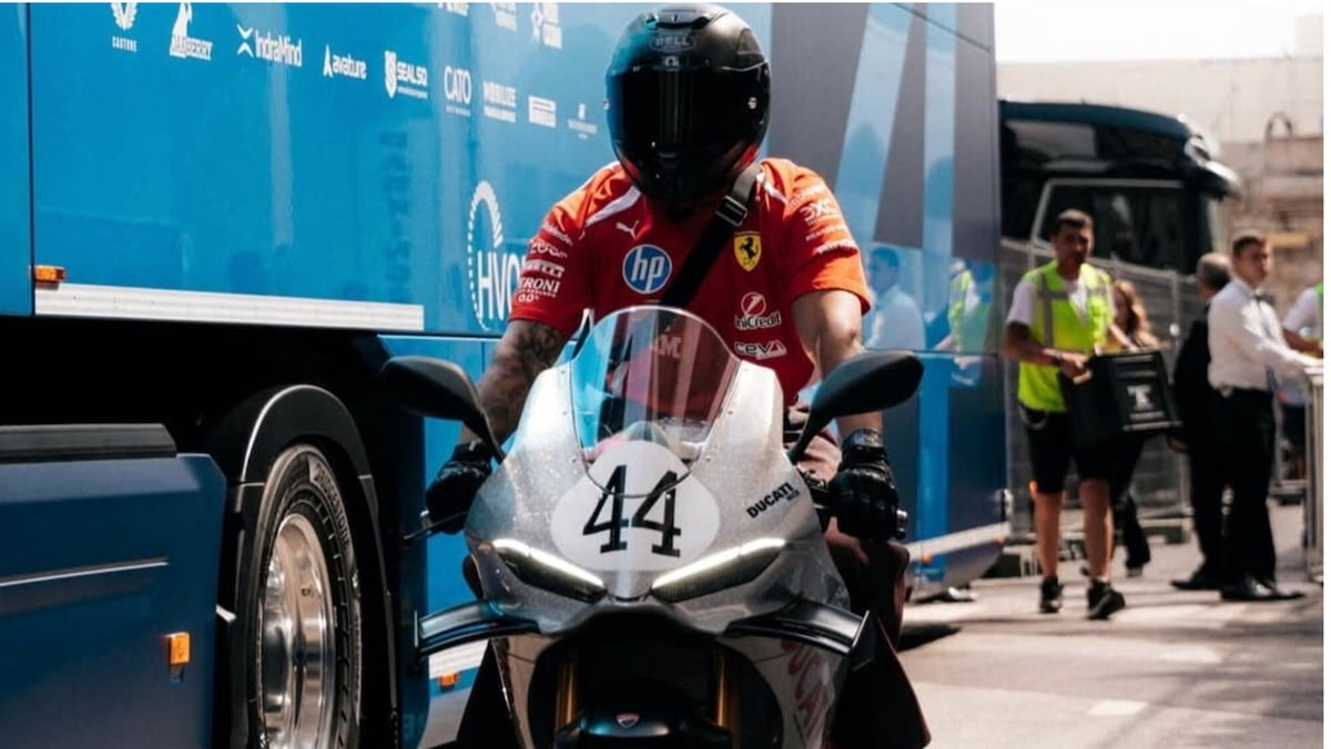 Lewis Hamilton arriva a Montecarlo in grande stile sulla Ducati Centenario