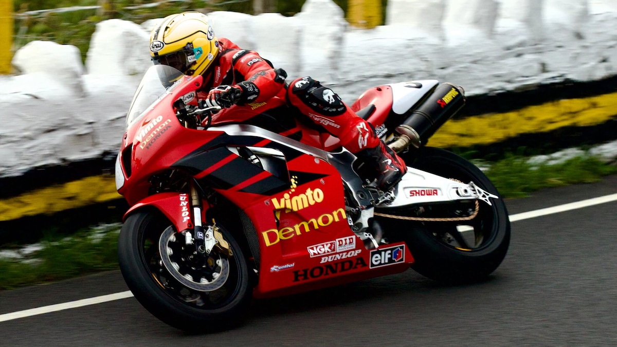 Emozione pura al TT: Michael Dunlop in azione con la VTR dello zio Joey