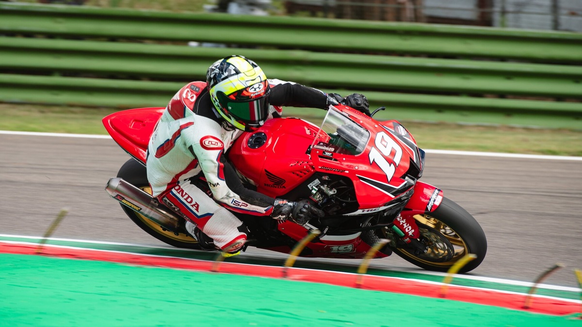 CIV SBK, tra i due litiganti il terzo gode: Giannini si prende la prima pole a Imola