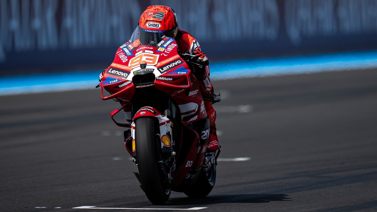 Show e caos in Ungheria: Martin fa il disastro, Marquez vince e fa 100 in carriera