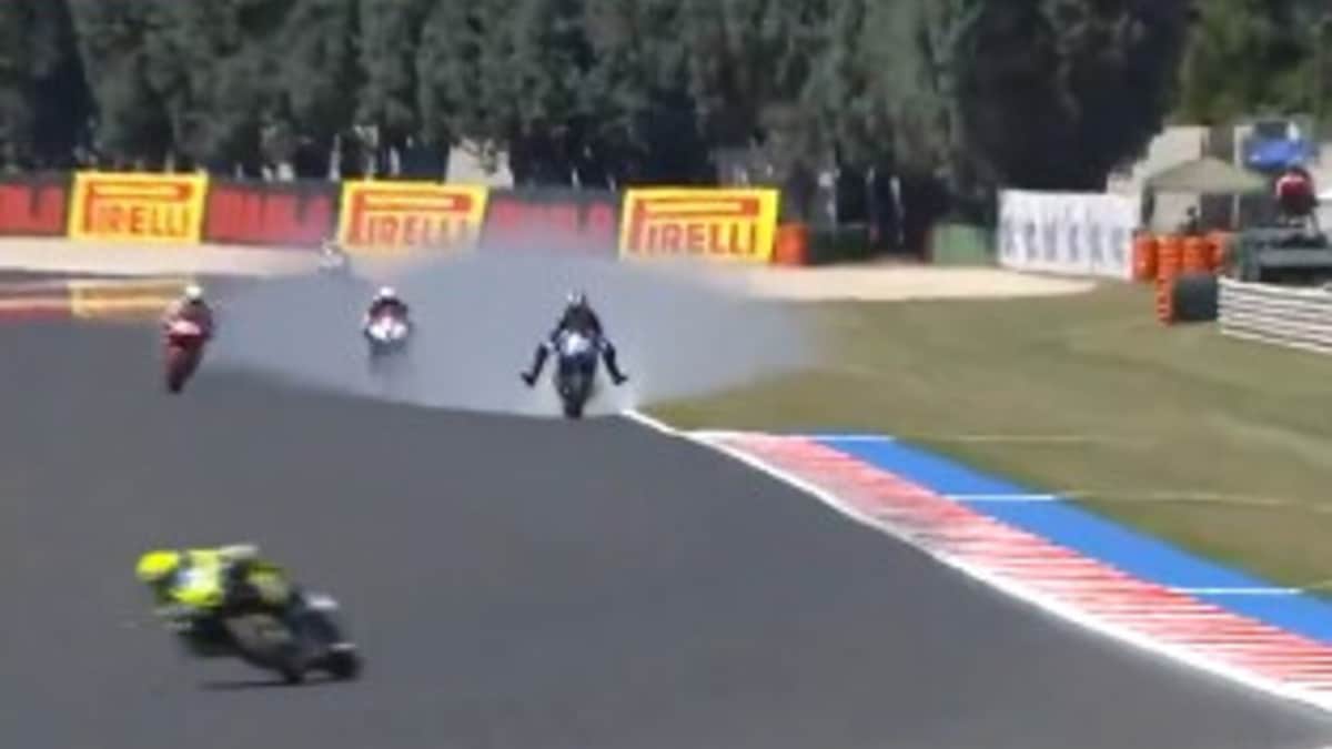 Moto esplode mentre è in corsa: il fatto surreale successo a Misano in SBK