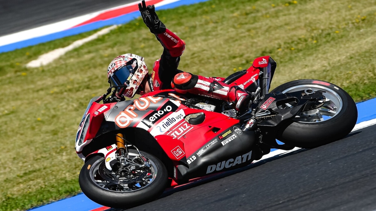 SBK Misano, vince "con una mano sola": tutto di Bulega il round Emilia Romagna