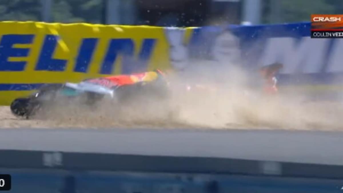 Rocambolesco incidente in Moto2, finisce violentemente nella ghiaia: ecco tutte le foto