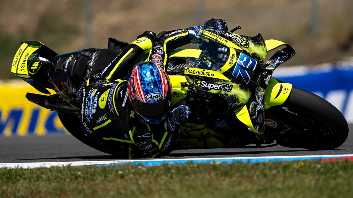Prima pole in MotoGP per Ogura a Brno, Di Giannantonio e Bagnaia in scia