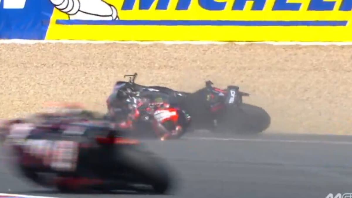 MotoGP, la caduta pericolosa di Bezzecchi: tutte le foto