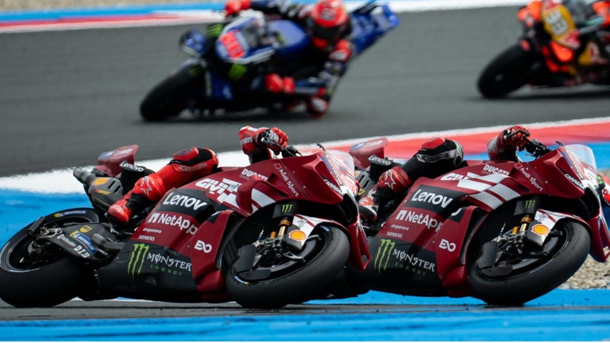 MotoGP Assen, Stewards Panel punitivo: tolta una posizione a Bagnaia, ne guadagna Marquez