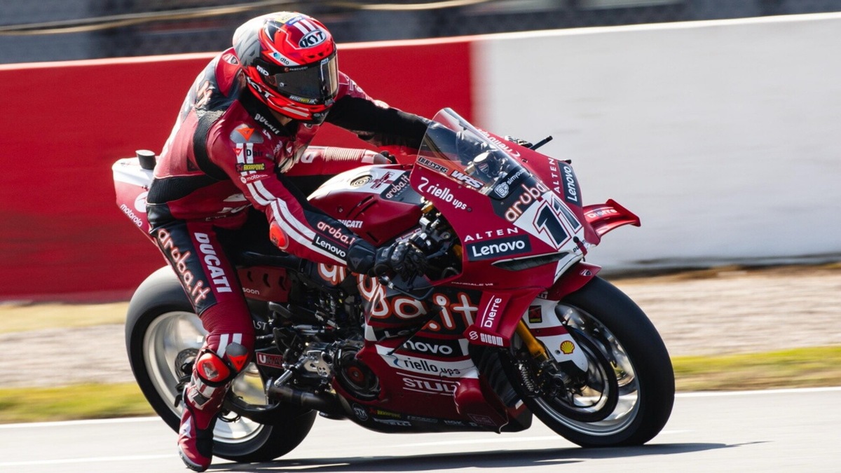 Gli italiani "lo fanno meglio":Ducati di Bulega e Montella al top nella SBK di Donington