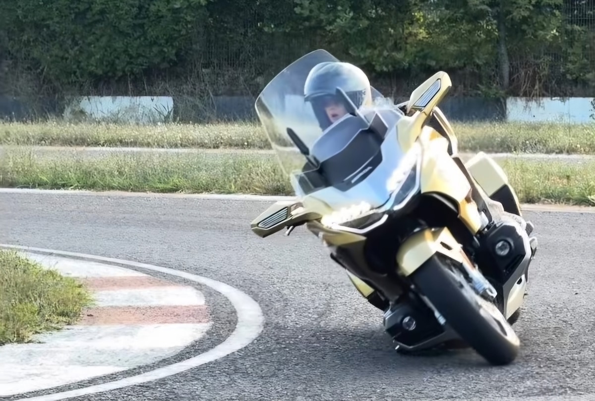 Burnout e pieghe con una Gold Wing a 6 anni: l'ennesima pazzia di Zayn (e Kenan) Sofuoglu