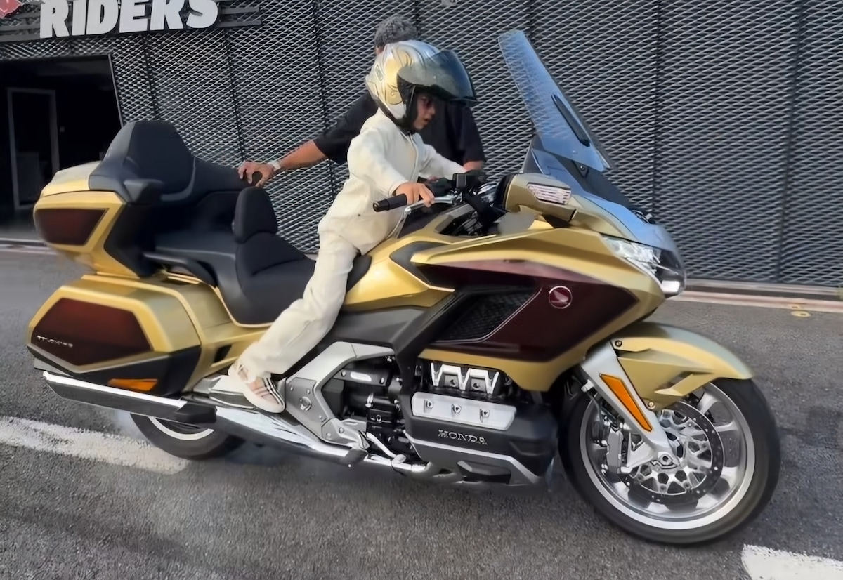 Burnout e pieghe con una Gold Wing a 6 anni: l'ennesima pazzia di Zayn (e Kenan) Sofuoglu