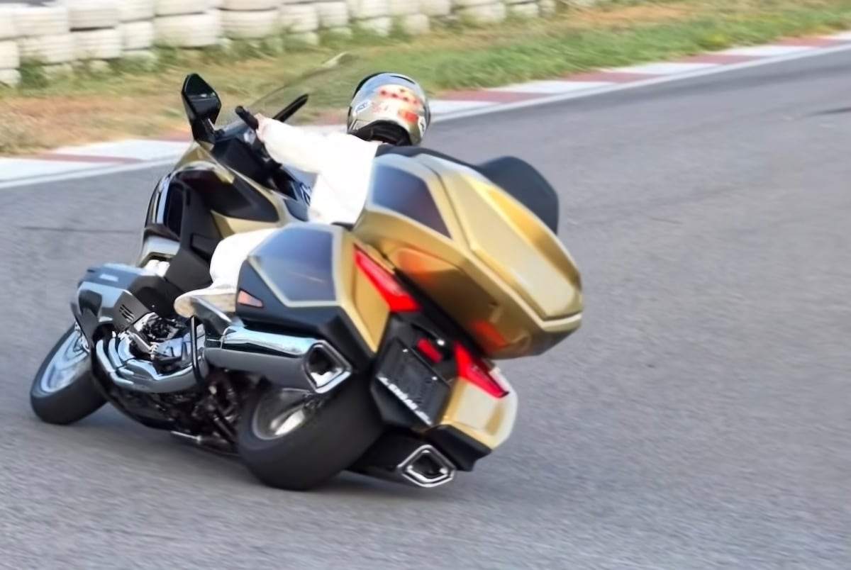 Burnout e pieghe con una Gold Wing a 6 anni: l'ennesima pazzia di Zayn (e Kenan) Sofuoglu