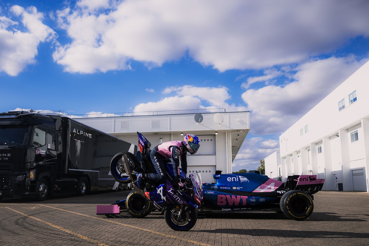 Dalla MotoGP alla F1: visita alla sede Alpine per Miller e Razgatlioglu