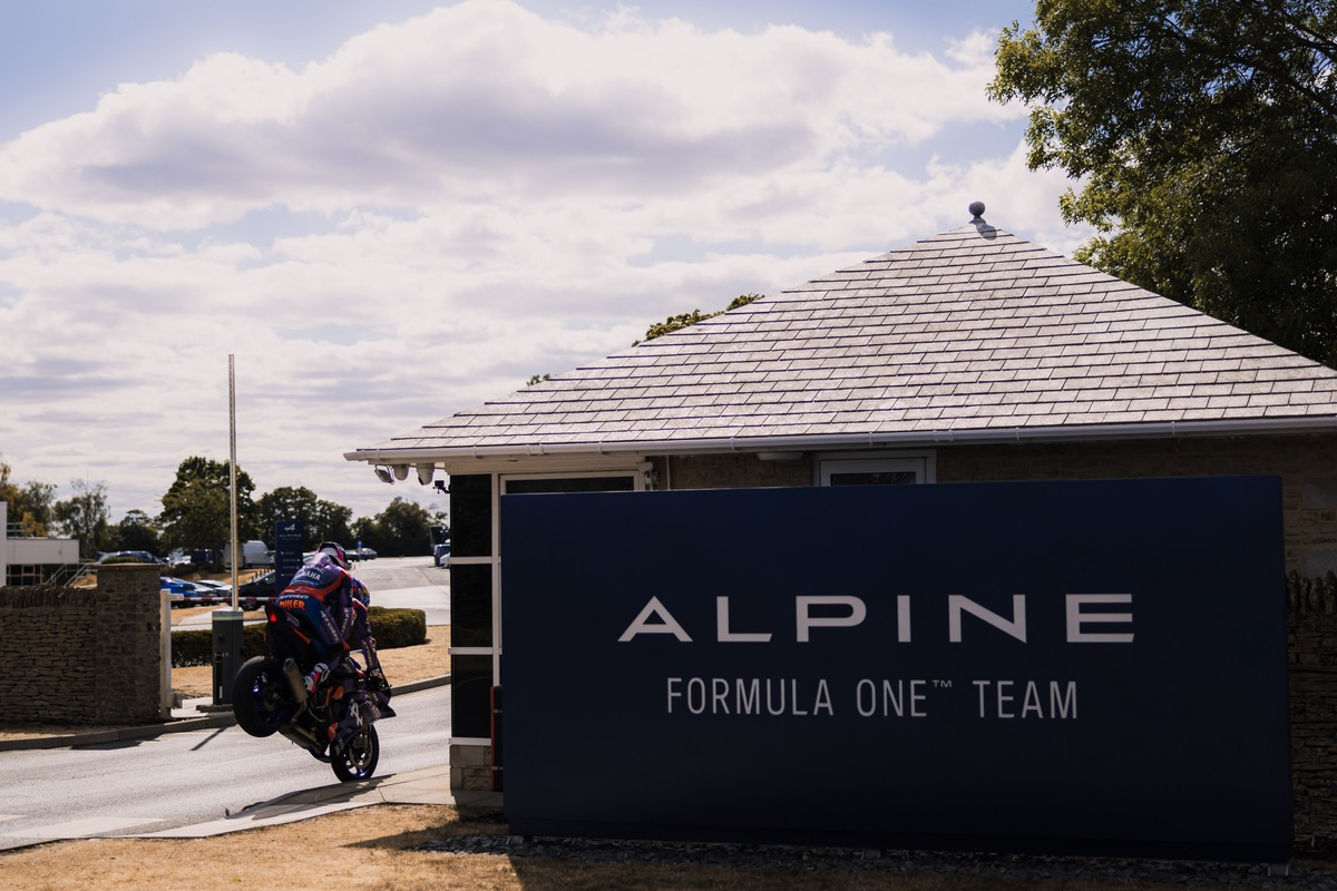 Dalla MotoGP alla F1: visita alla sede Alpine per Miller e Razgatlioglu