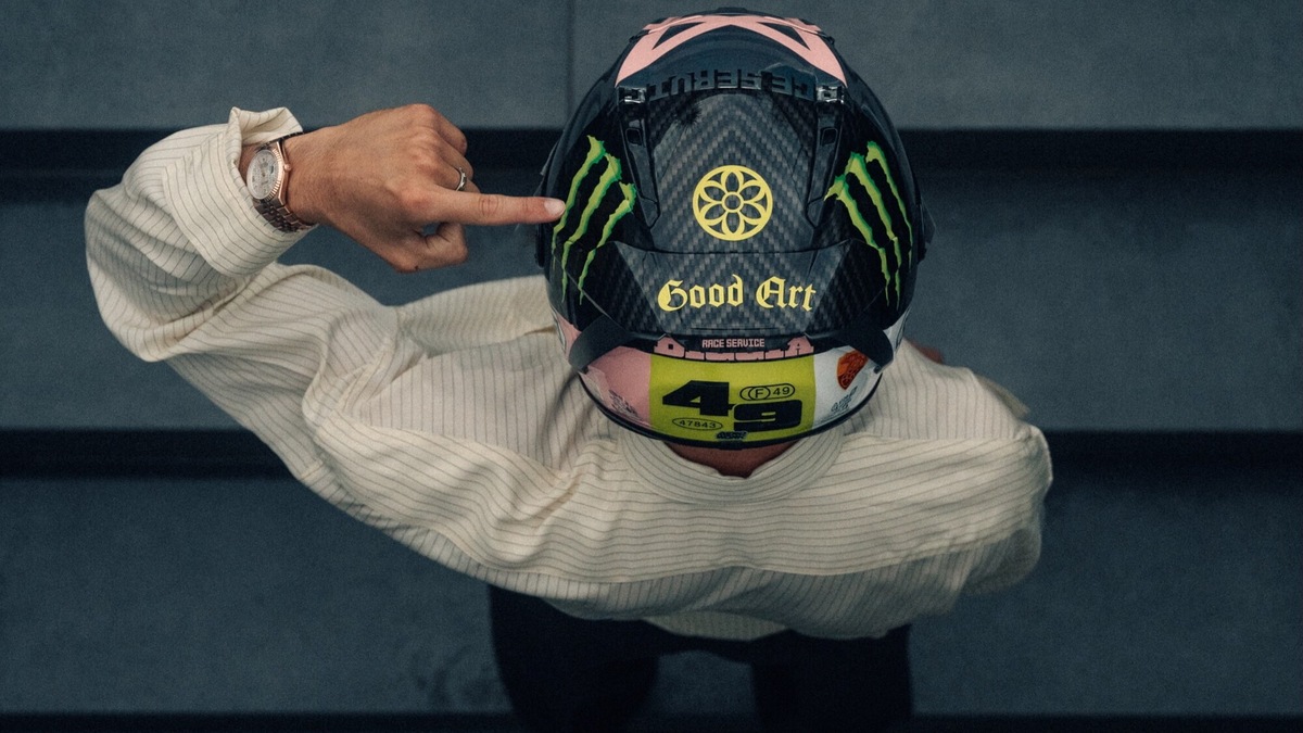Diggia a nudo e crudo: il casco speciale per Misano esalta i materiali del motorsport