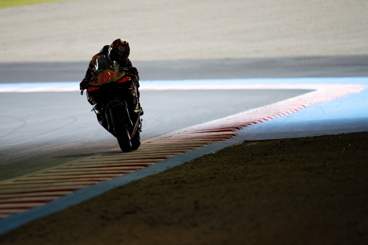 Il ritorno di Maverick: le prime immagini di Vinales in pista dopo il lungo stop