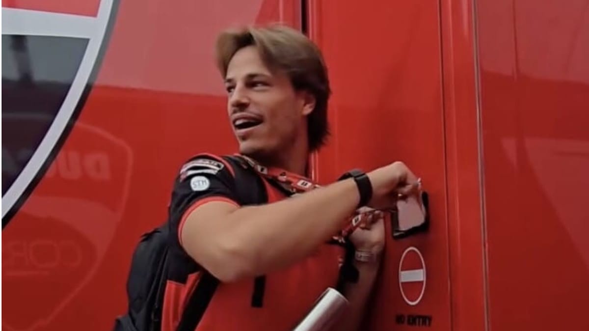 Buon compleanno Nicolò! La sorpresa del team Ducati Aruba per Bulega