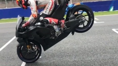 MotoGP: a Jerez uno stoppie da primato per Stefan Bradl