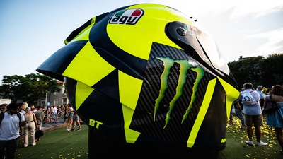 MotoGP, Valentino Rossi: inaugurato a Pesaro il maxi Casco da Leggenda