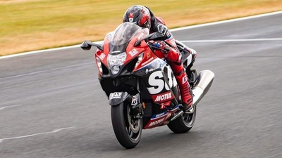Sylvain Guintoli in azione a Donington sulla Suzuki Hayabusa