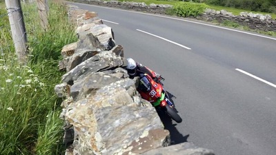 A 300 all'ora tra alberi e marciapiedi: è iniziato il Tourist Trophy 2024!