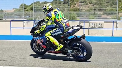 Valentino Rossi sulla Yamaha R1 di Remy Gardner a Jerez