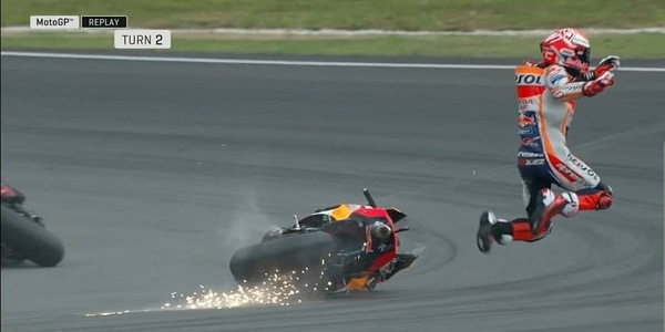 Brutta caduta per Marquez nelle qualifiche di Sepang
