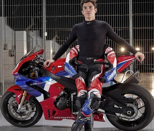 Marquez prova la Honda CBR1000RR-R: "Come una MotoGP, è un razzo”