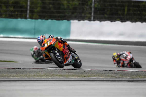 Moto2 Valencia, dietro ad Alex Marquez c'è ancora molto traffico