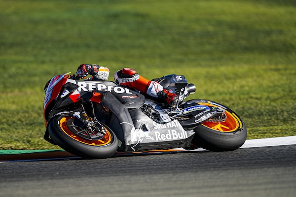 Marquez a due facce: primo tempo a Jerez e salto in ospedale