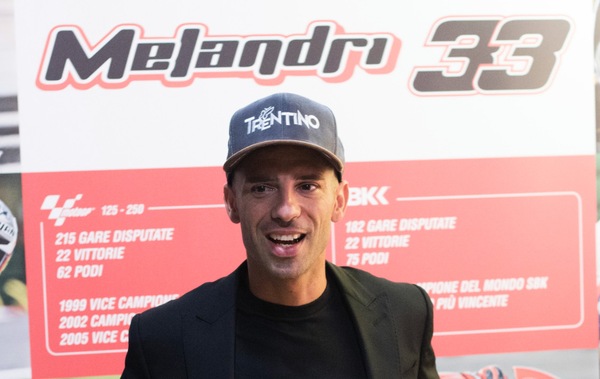 Marco Melandri dona un casco ad #AccendiUnRicordo