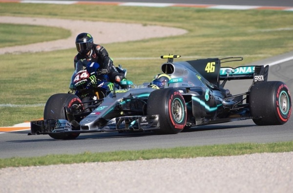 "Scambio" Rossi- Hamilton: ecco le FOTO della giornata in pista