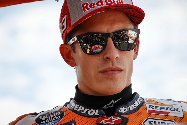 Lorenzo scherza con Marquez, ma per lui non è il momento di ridere