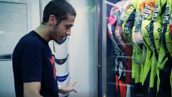 Dalla pelle all'airbag: l'evoluzione dell'armatura di Rossi - VIDEO
