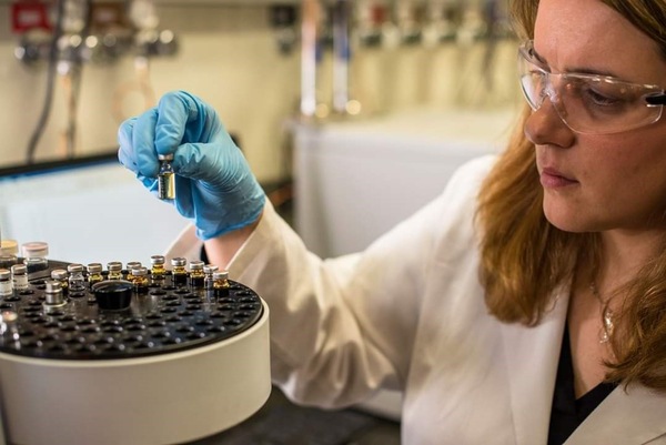 Coronavirus, rivoluzione Repsol: dal carburante al gel disinfettante