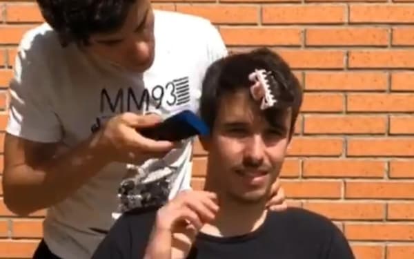 Da barbiere a equilibrista, i mille volti di Marc Marquez - VIDEO