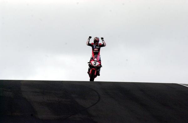 Venti anni fa: Aprilia con Corser vincente in SBK per la prima volta