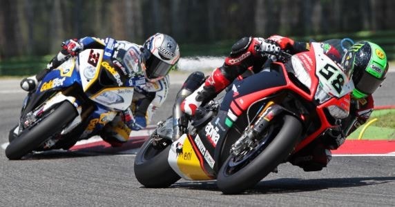 Duelli Sprint: il sorpasso vincente di Laverty, all'esterno su Melandri