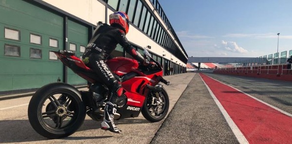 Zanetti sulla Superleggera: “Una Ducati per palati fini”
