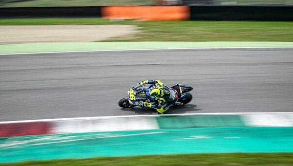 Rossi in pista al Mugello con i ragazzi dell'Academy VR46 - FOTO