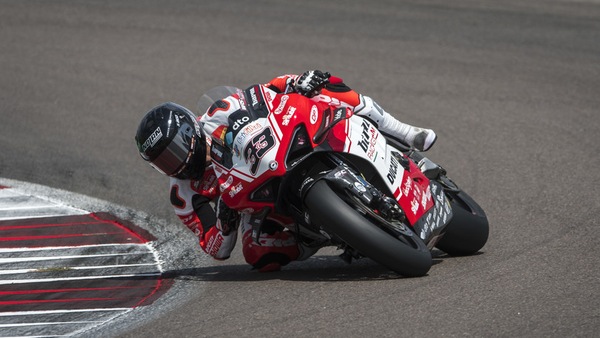 SBK, “Macho” 33 is back: Melandri è già in pista - FOTO