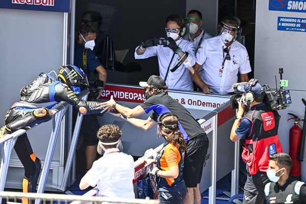 Rossi-Marini: l'abbraccio al parco chiuso è virale